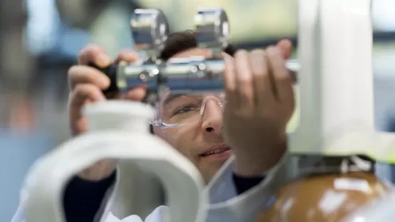 Persona con bombola di gas ALPHAGAZ™