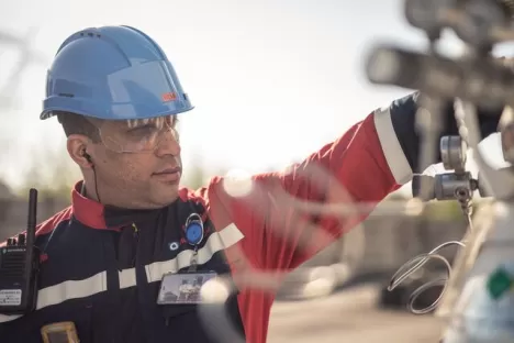 air_liquide_healthcare_truck_refilling