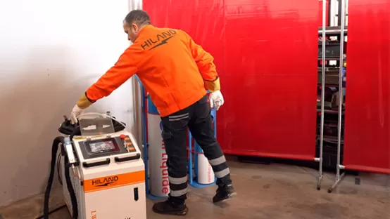 welder_with_manual_laser_welding_machine