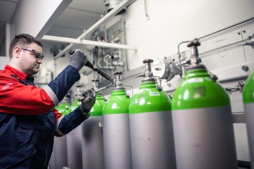 Air Liquide dispose de 9 usines de gaz spéciaux - mélanges en Europe connectées entre elles.