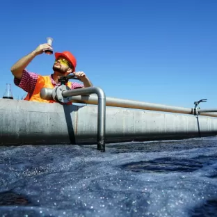 Tecnico impegnato nel trattamento acque