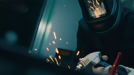 Saldare con saldatrice laser manuale THEO