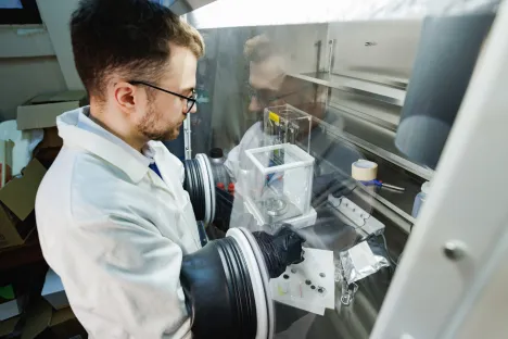 Nei centri di ricerca, le camere a guanti (“glove boxes”) con atmosfera inerte purificata si rivelano indispensabili per garantire l’assenza di contaminazione durante le operazioni altamente sensibili all’aria.