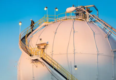 L'électrolyseur PEM (échangeur de protons à membrane) construit à Bécancour a été inauguré en 2020. Alimentée en énergie renouvelable, cette installation peut produire jusqu'à 8,2 tonnes par jour d'hydrogène à faible empreinte carbone.