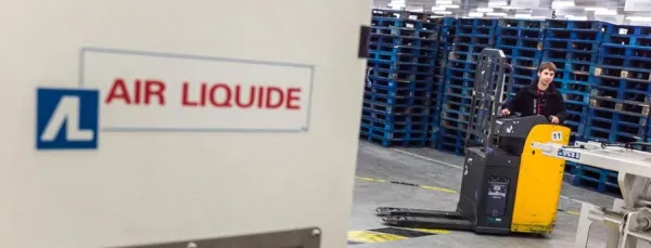 Air Liquide a fourni et exploite une station hydrogène permettant d’alimenter les chariots élévateurs du prestataire logistique Prelocentre sur son site de Saint-Cyr-en-Val (Orléans). Ce site, qui assure la préparation et la livraison de fruits et légumes pour les magasins Grand Frais à l’ouest de la diagonale Toulouse-Lille, est la première plateforme logistique européenne tout hydrogène disposant à ce jour de 46 chariots.  La station de recharge d’hydrogène d’Air Liquide permet de recharger un chariot en 
